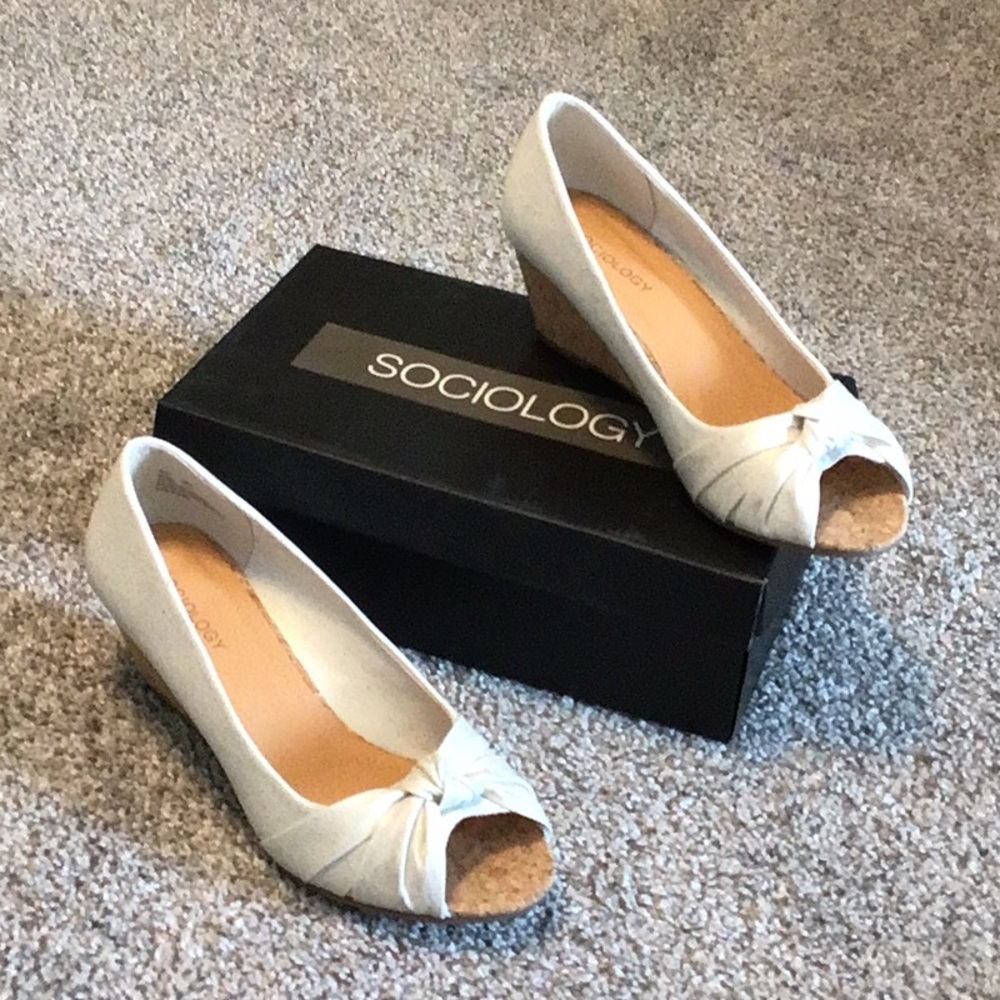 Sociology New women’s peep toe wedge sandal, gold linen, size 9M